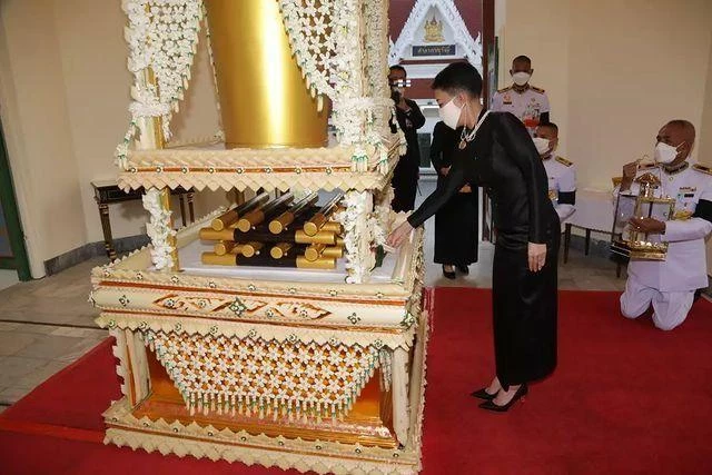 泰國42歲長公主驚艷亮相！黑色泰服勒出巴掌腰，君主氣場碾壓國王