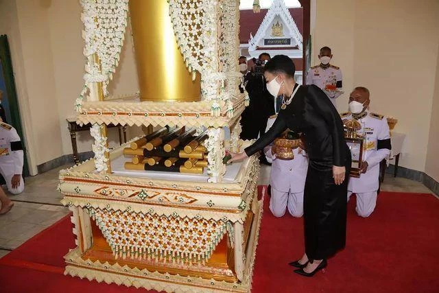 泰國42歲長公主驚艷亮相！黑色泰服勒出巴掌腰，君主氣場碾壓國王