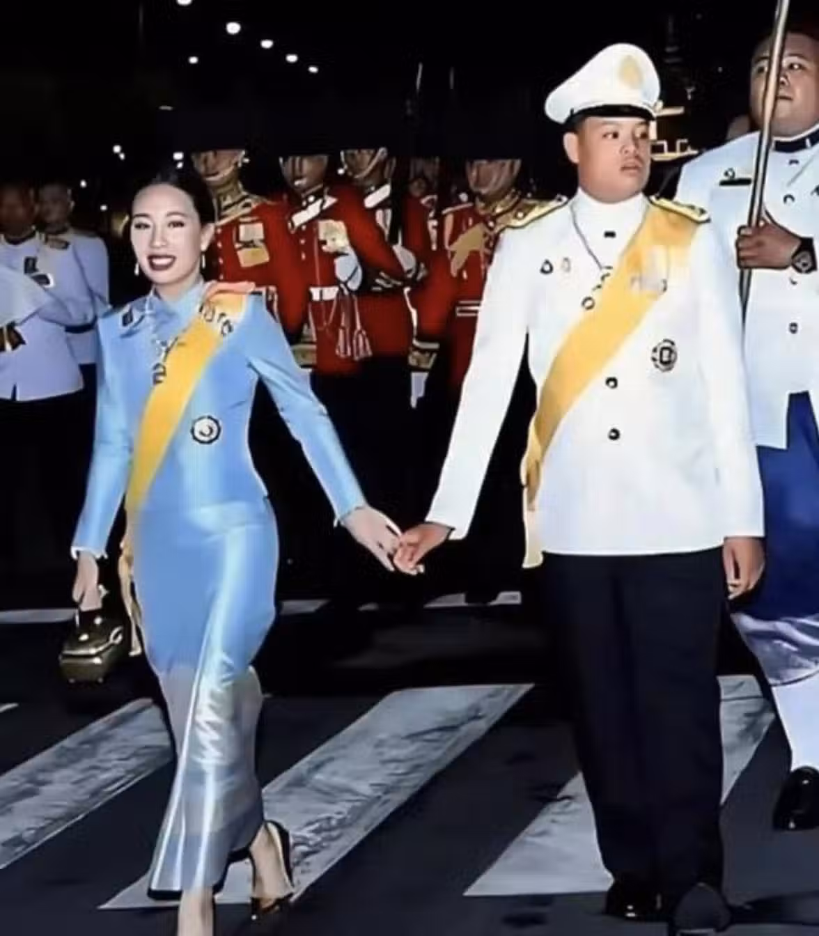 泰國42歲長公主驚艷亮相!黑色泰服勒出巴掌腰,君主氣場碾壓國王