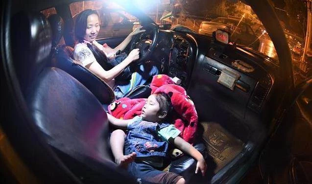  44歲單親媽媽帶著3歲女兒開夜班出租，在車上度過900多個夜晚，副駕成搖籃，一場事故改變命運