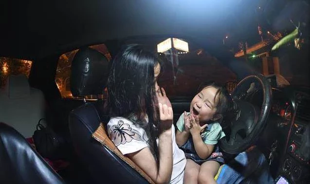   44歲單親媽媽帶著3歲女兒開夜班出租，在車上度過900多個夜晚，副駕成搖籃，一場事故改變命運