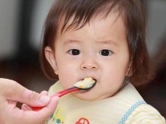 1歲女兒吃了保姆做的飯後「胃口大增」！媽媽好奇偷嘗一口　第二天辭退了看護 