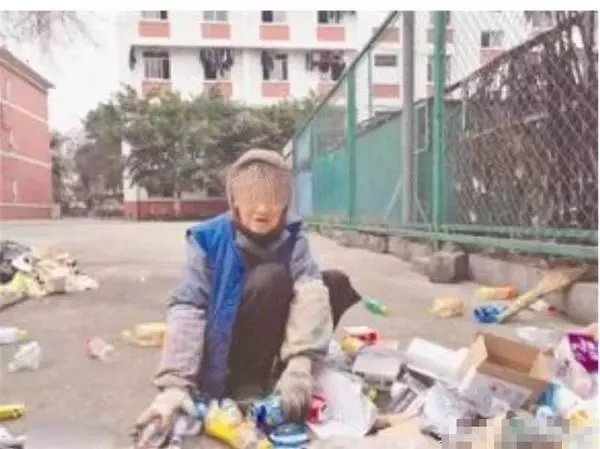   人品都沒有的人誰敢去？拾荒老人在飯店門口躲雨  卻被飯店老闆狠心趕走，從此飯店生意慘淡