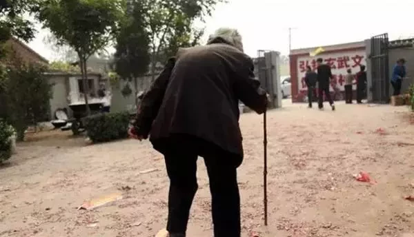   人品都沒有的人誰敢去？拾荒老人在飯店門口躲雨  卻被飯店老闆狠心趕走，從此飯店生意慘淡