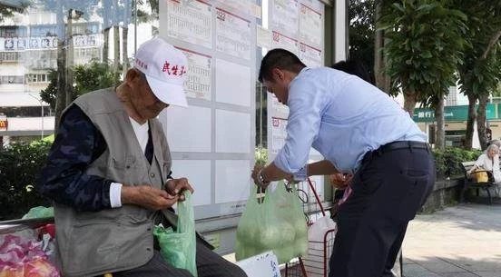 臺北 105歲爺爺上街含淚賣饅頭「沒賣完不敢回家」熟客心疼「老邁身軀撐起一個家」