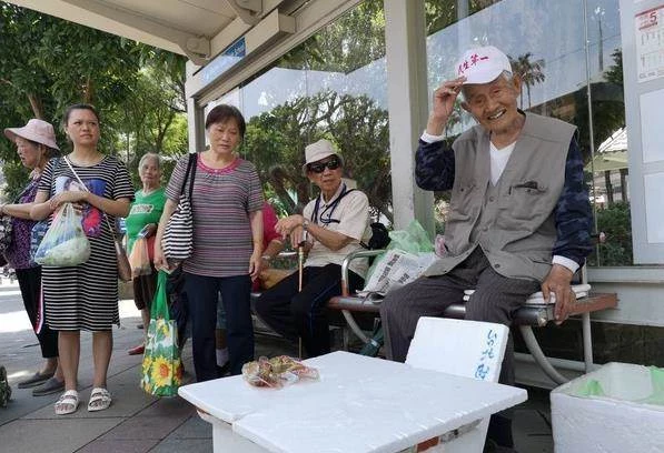 臺北 105歲爺爺上街含淚賣饅頭「沒賣完不敢回家」熟客心疼「老邁身軀撐起一個家」