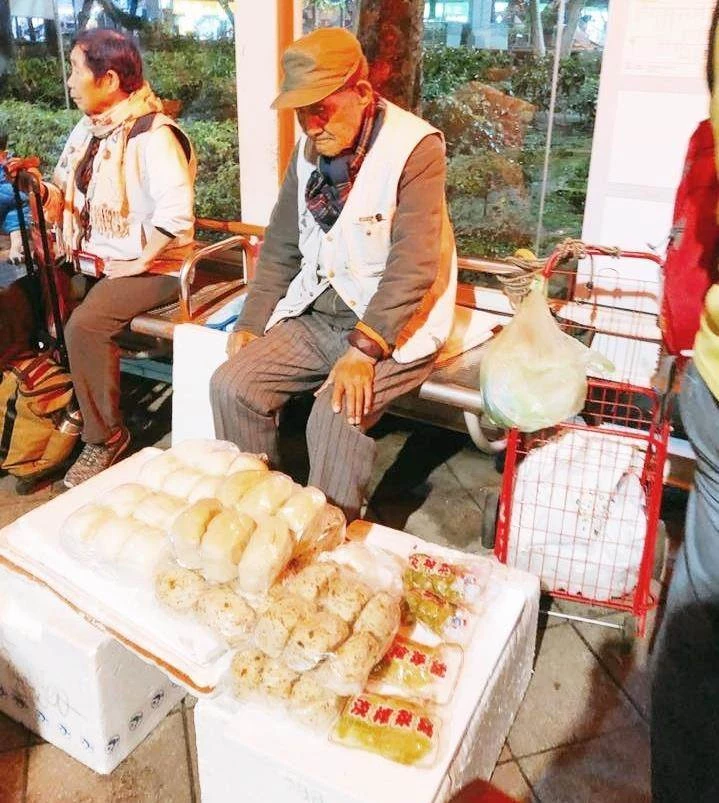 臺北 105歲爺爺上街含淚賣饅頭「沒賣完不敢回家」熟客心疼「老邁身軀撐起一個家」