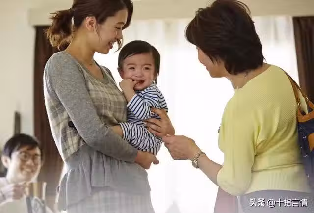 過年準備了五千給婆婆,婆婆拒收後拿出帳單:錢我不要,先還帳