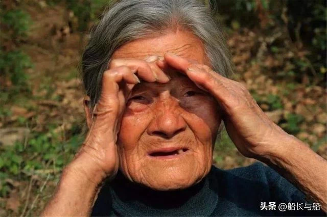 兒子給丈母娘2000元年貨,母親:家裡咋不買,兒媳:過年又不回家