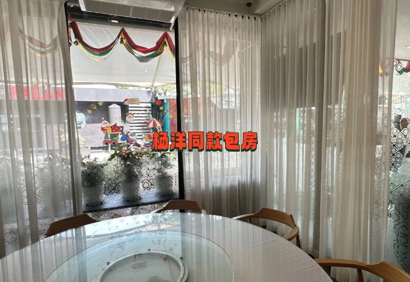 楊洋普吉島吃「椰子雞」被認出！餐廳成新打卡地，下榻酒店也被扒！