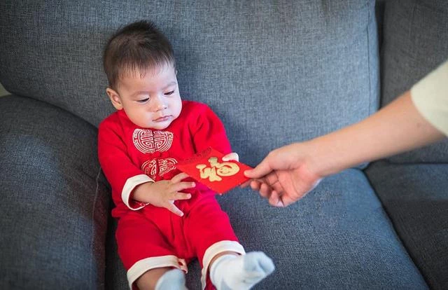 過年，姥姥給孩子紅包1萬，奶奶只給200，孩子爸爸感覺「丟人」