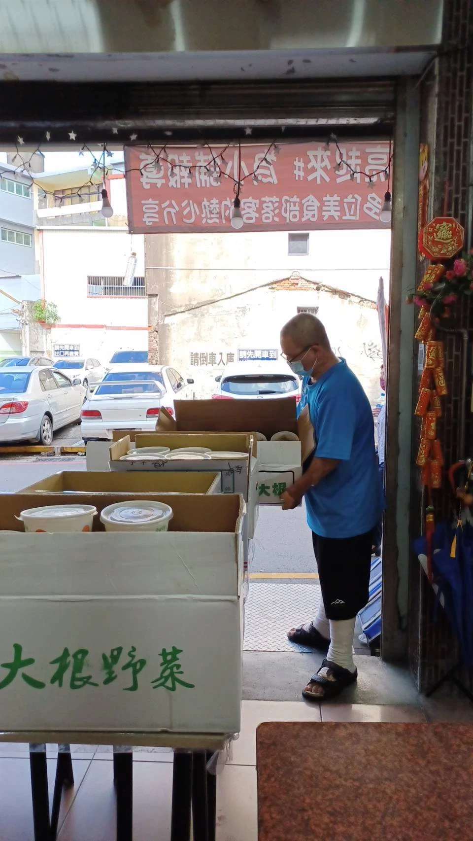 新竹男事故「十指截肢」城隍廟口賣甜不辣，生意慘淡，4年輕人嘲諷「怎還沒餓死」他不理：為自己活！