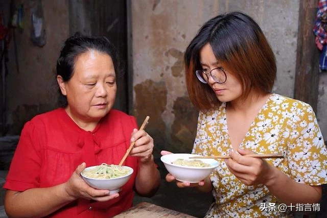 大年初二連夜帶孩子回娘家，婆婆阻攔，兒媳憤怒：你們家太欺負人