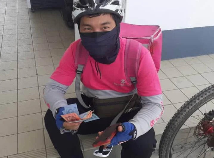 外送員腳踏車狂騎3km,準時送到顧客卻棄單「外送員險賠538元」幸遇加油站員工,霸氣全買:好暖心