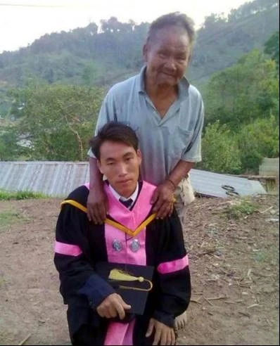 謝謝你讓我讀完大學!兒子揪爸爸「拍下最揪心畢業照」 貧苦爸「不經意小動作」他淚泣:替爸爸驕傲