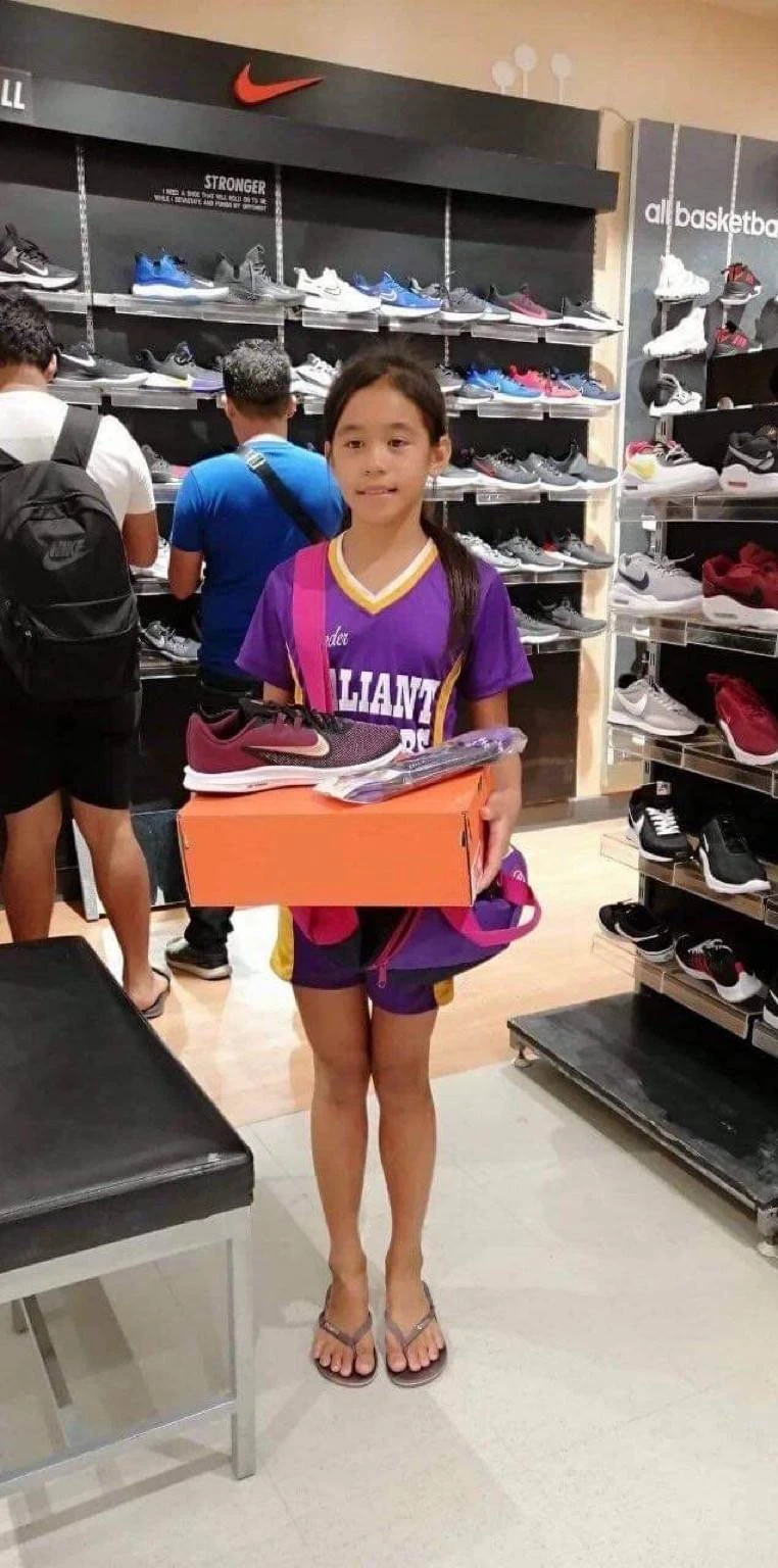 買不起球鞋！11歲女「膠布畫藍勾勾」忍痛奪3金「球鞋廠商得知後」結局讓萬人暖心