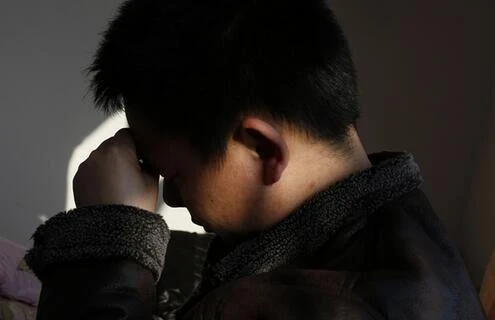 白天剛通過電話!半夜又接到母親來電「不說話只是哭」 他連夜開車回家「見到爸媽」後泣不成聲