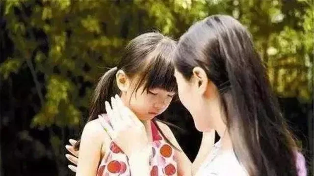 3歲的女孩被丟幼兒園!父母失聯「3天沒人來接」翻開孩子書包後老師「紅了眼圈」心疼喊:既然生了就好好養!