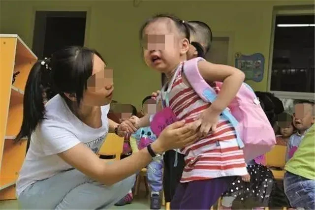 3歲的女孩被丟幼兒園！父母失聯「3天沒人來接」翻開孩子書包後老師「紅了眼圈」心疼喊：既然生了就好好養!