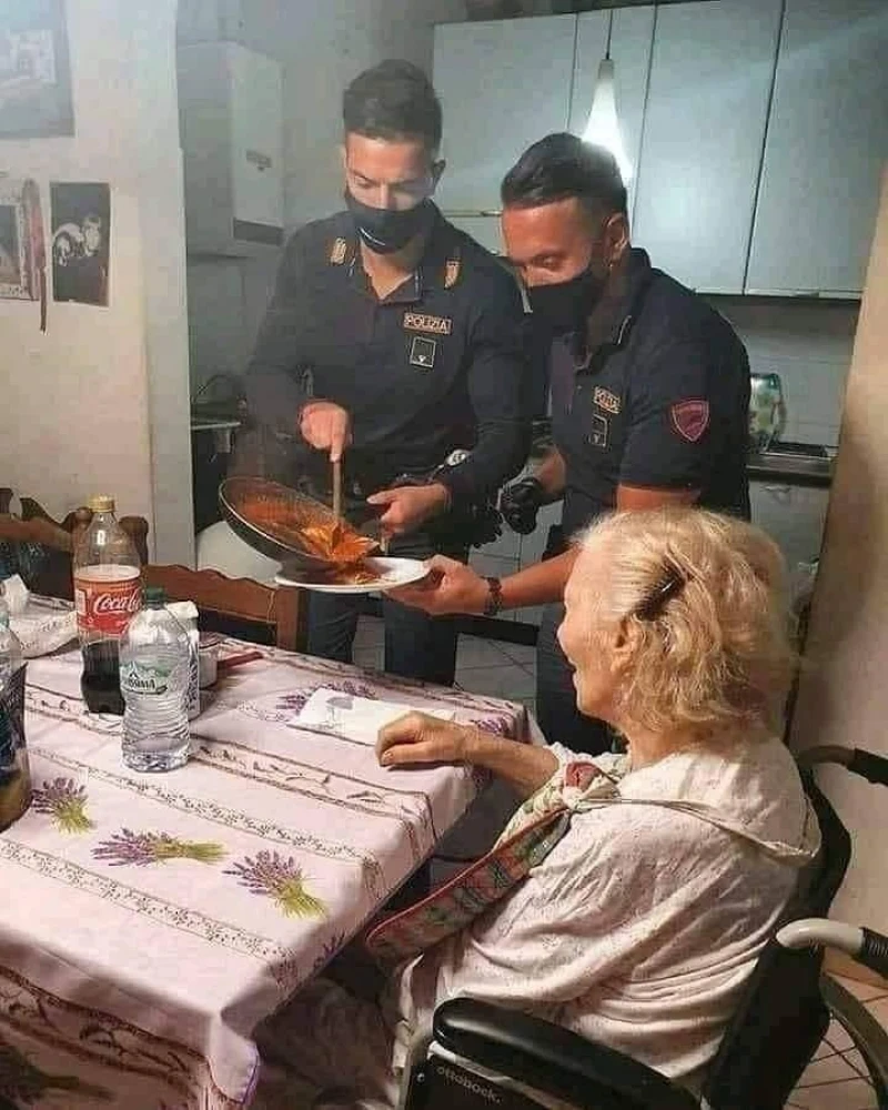 餓到受不了！87歲獨居奶奶「報警叫警察來煮飯」　警察不生氣「接著直奔奶奶家」超暖結局被讚爆❤️ 