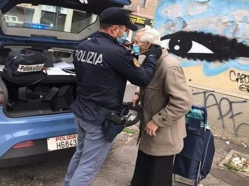 餓到受不了！87歲獨居奶奶「報警叫警察來煮飯」　警察不生氣「接著直奔奶奶家」超暖結局被讚爆❤️ 