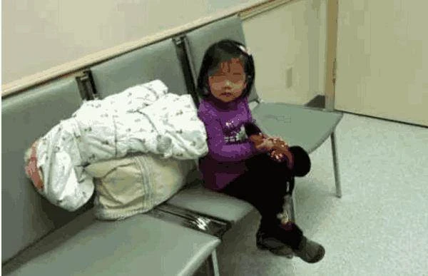 媽媽臨產,手術室外5歲女兒焦急陪產!她手中握著4字紙條,一看讓人好窩心...