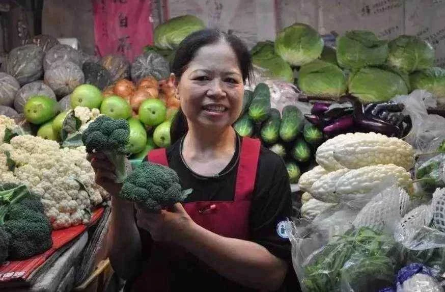 台東72歲賣菜阿姨陳樹菊，每日工作18小時48年不間斷，賺上千萬全捐出，網讚：平凡而又偉大