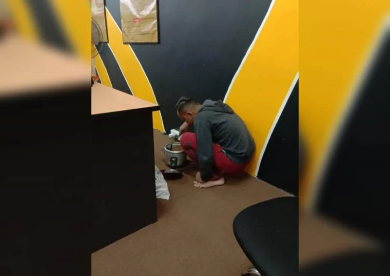 下班偷公司電煮飯!20歲員工被抓包「神情超尷尬」老闆一問秒鼻酸「決定請吃整桌大餐」感動全球千萬人