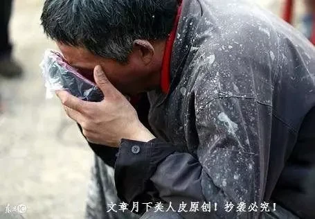 他又餓又窮「討」口飯,小老闆卻悄悄給200,反而救了全家性命
