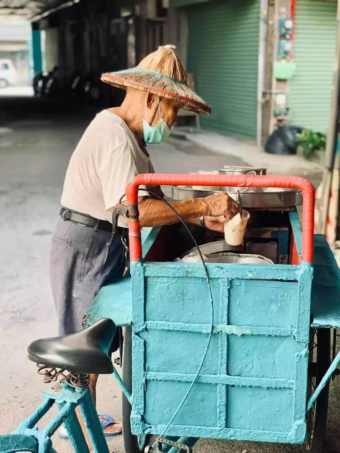 老伯推車賣豆花!裝到一半「客人嫌太貴落跑」, 她不忍心「掏錢全部包了」價格曝:根本是傳奇