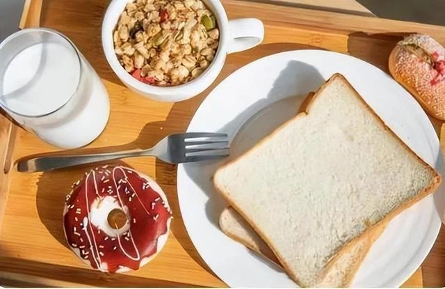 早上起床後，儘量少吃這6類早餐，醫生：容易影響身體健康!