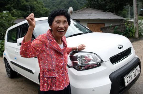 考了960次！69歲南韓阿嬤終於拿到駕照　駕訓班鬆了一口氣 