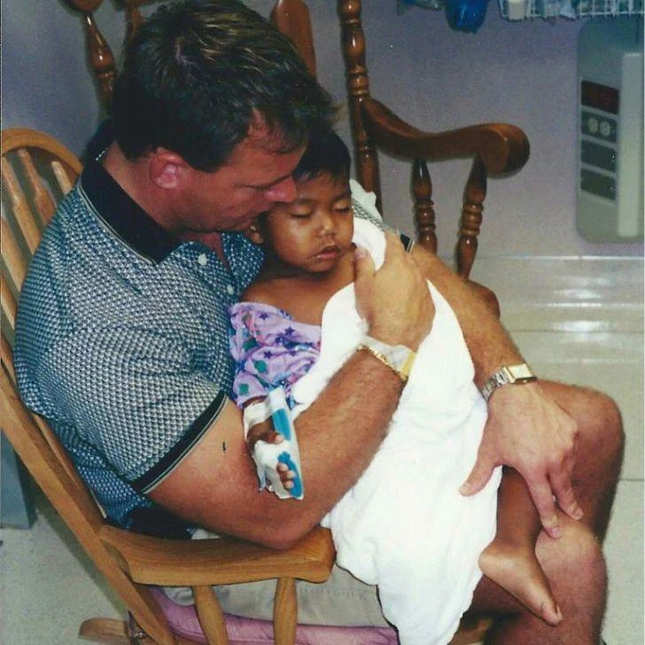 一歲遭爸媽遺棄！柬埔寨男孩被「單身同志爸爸」領養回家 從孤兒院「熬成奧運跳水選手」勵志又催淚！
